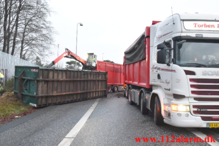 Anhænger væltet. Tilkørslen til motorvejen ved Vejle. 04/01-2022. KL. 07:00.