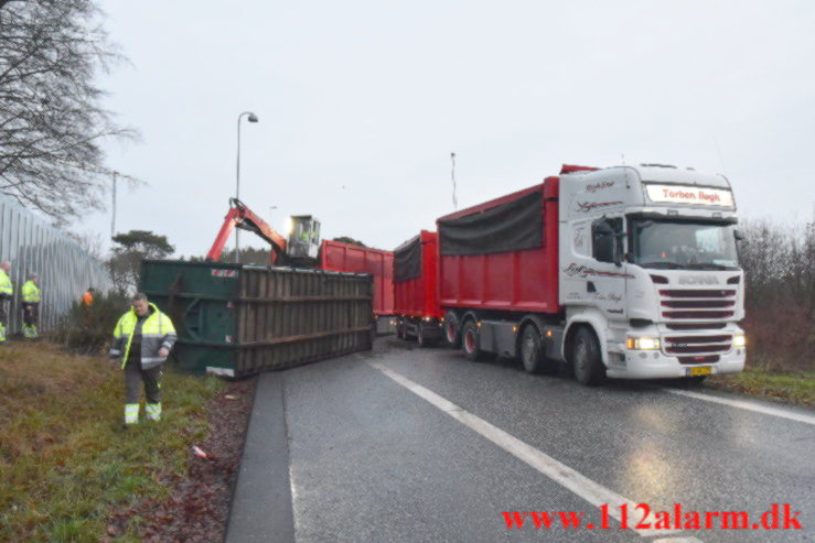 Anhænger væltet. Tilkørslen til motorvejen ved Vejle. 04/01-2022. KL. 07:00.