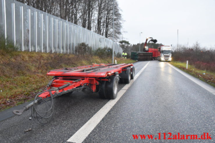 Anhænger væltet. Tilkørslen til motorvejen ved Vejle. 04/01-2022. KL. 07:00.