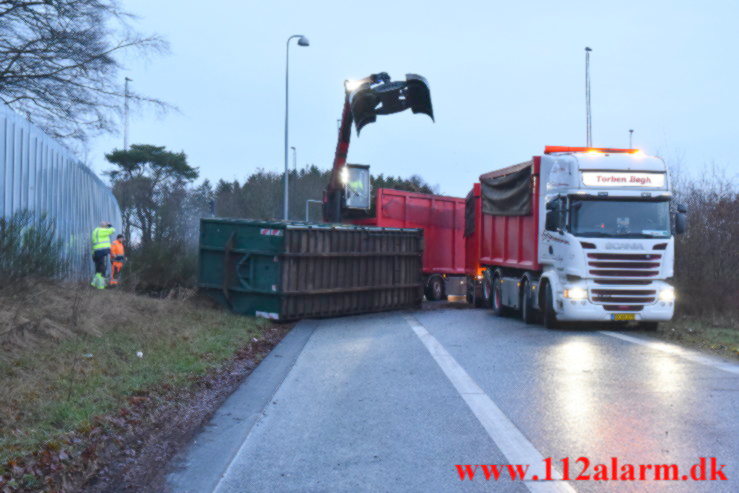 Anhænger væltet. Tilkørslen til motorvejen ved Vejle. 04/01-2022. KL. 07:00.