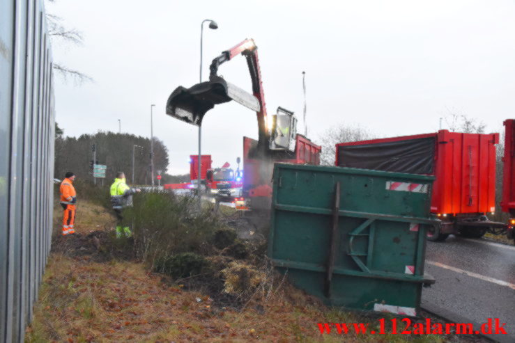 Anhænger væltet. Tilkørslen til motorvejen ved Vejle. 04/01-2022. KL. 07:00.