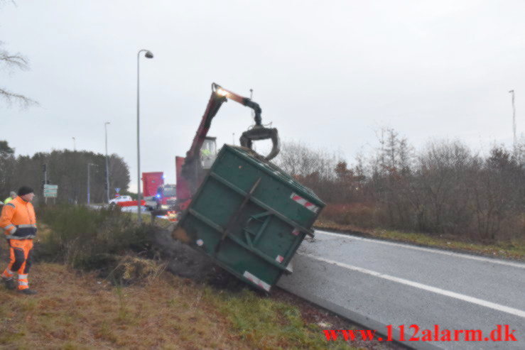 Anhænger væltet. Tilkørslen til motorvejen ved Vejle. 04/01-2022. KL. 07:00.