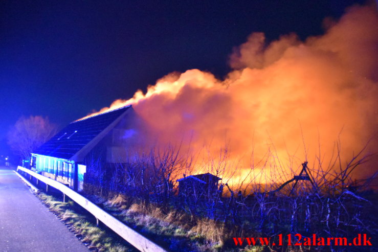 Voldsom brand i fyrrum. Fredericiavej ved Skærup. 14/01-2022. KL. 21:57.