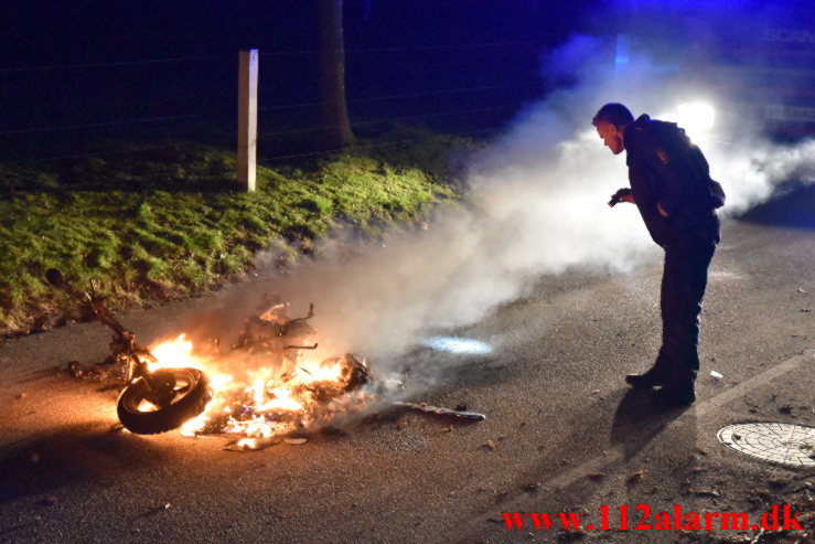 Ild i scooter. Søndermarksvej i Vejle. 15/01-2022. KL. 22:36.