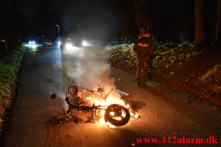 Ild i scooter. Søndermarksvej i Vejle. 15/01-2022. KL. 22:36.