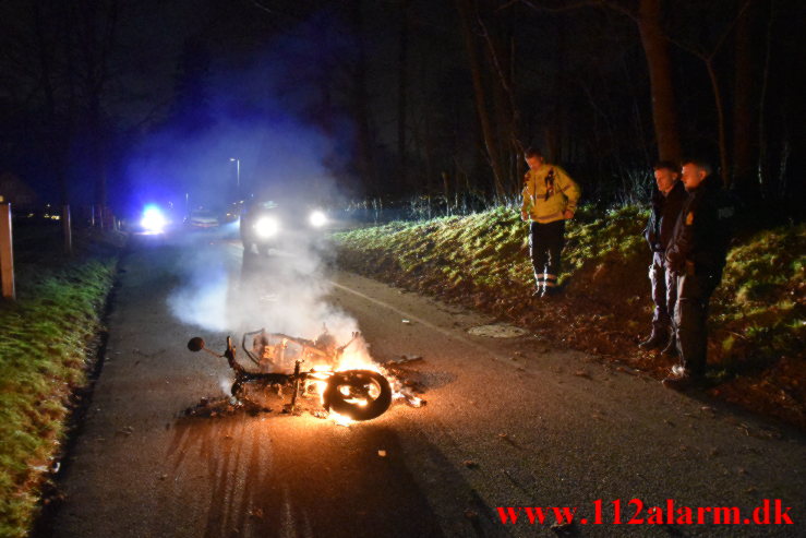 Ild i scooter. Søndermarksvej i Vejle. 15/01-2022. KL. 22:36.