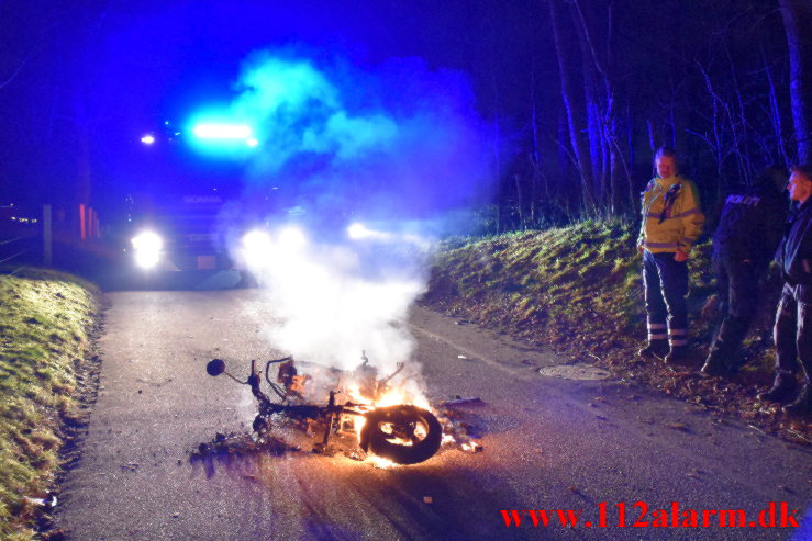 Ild i scooter. Søndermarksvej i Vejle. 15/01-2022. KL. 22:36.