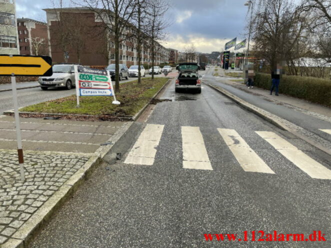 Ramte både skilt og kantstenen. Boulevarden i Vejle. 25/01-2022. KL. 14:40.