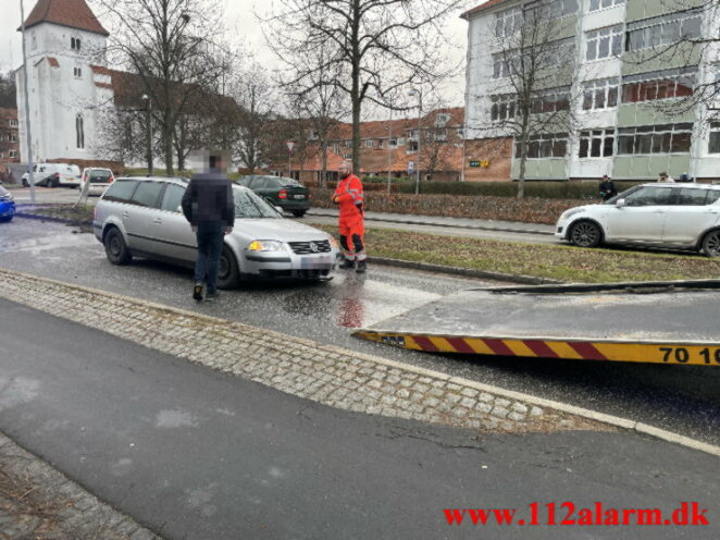 Ramte både skilt og kantstenen. Boulevarden i Vejle. 25/01-2022. KL. 14:40.