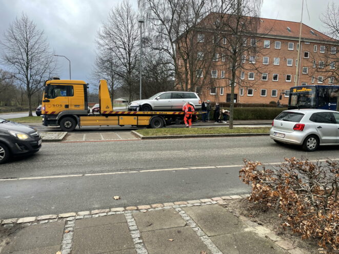 Ramte både skilt og kantstenen. Boulevarden i Vejle. 25/01-2022. KL. 14:40.