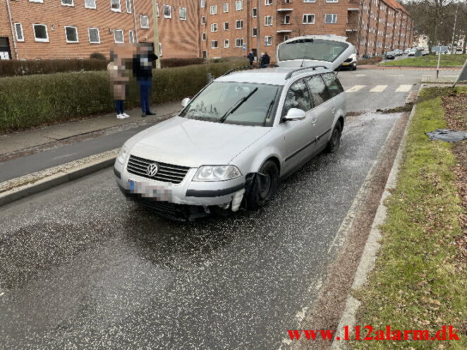 Ramte både skilt og kantstenen. Boulevarden i Vejle. 25/01-2022. KL. 14:40.