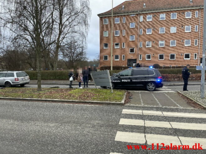 Ramte både skilt og kantstenen. Boulevarden i Vejle. 25/01-2022. KL. 14:40.