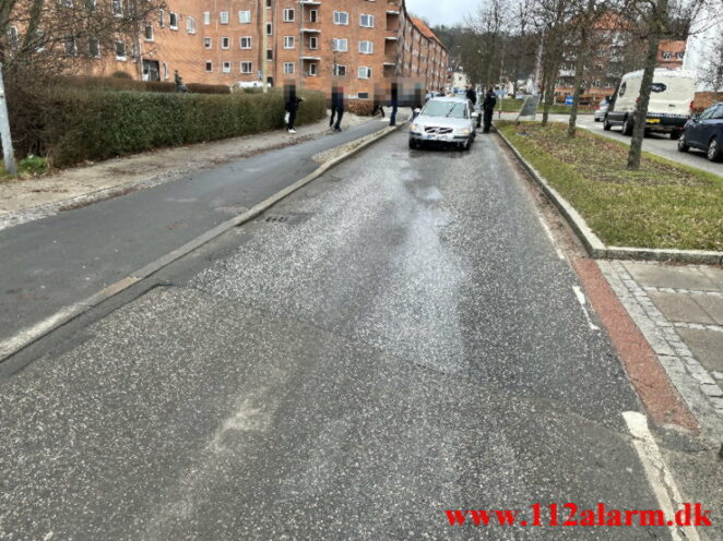 Ramte både skilt og kantstenen. Boulevarden i Vejle. 25/01-2022. KL. 14:40.