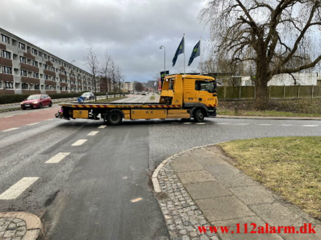 Ramte både skilt og kantstenen. Boulevarden i Vejle. 25/01-2022. KL. 14:40.