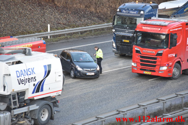 Lastbil spærret motorvejen. Østjyske Motorvej ved Vejle. 02/02-2022. KL. 07:15.