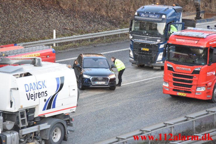 Lastbil spærret motorvejen. Østjyske Motorvej ved Vejle. 02/02-2022. KL. 07:15.