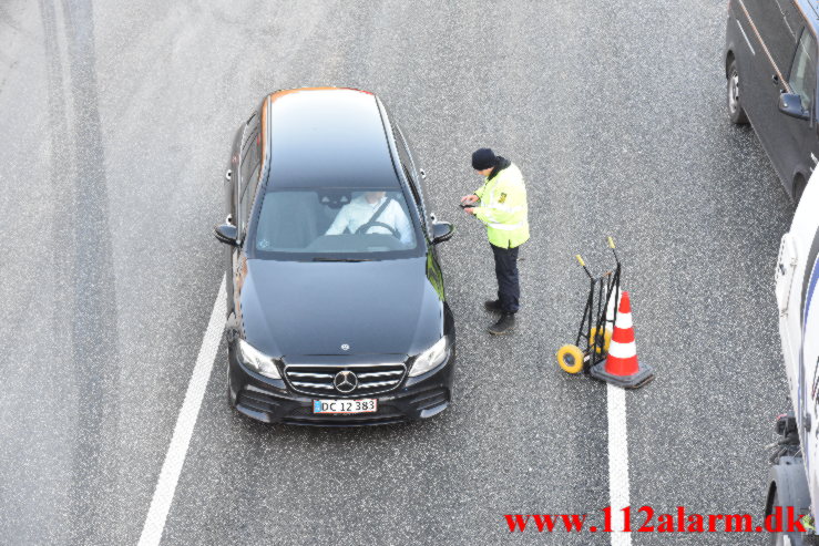 Lastbil spærret motorvejen. Østjyske Motorvej ved Vejle. 02/02-2022. KL. 07:15.