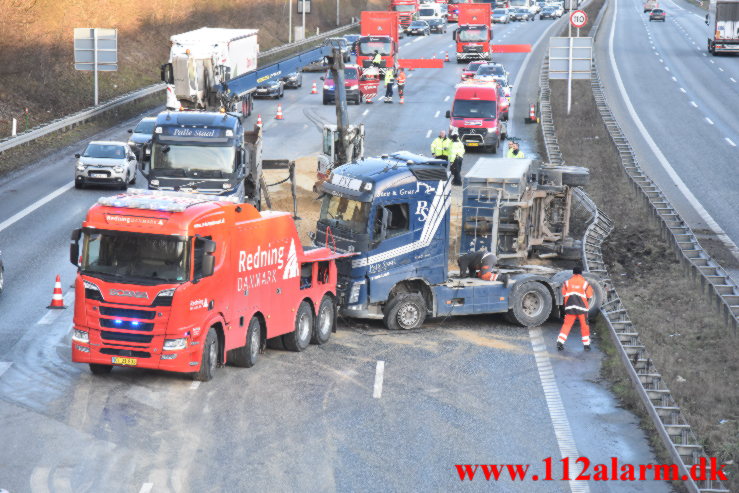 Lastbil spærret motorvejen. Østjyske Motorvej ved Vejle. 02/02-2022. KL. 07:15.