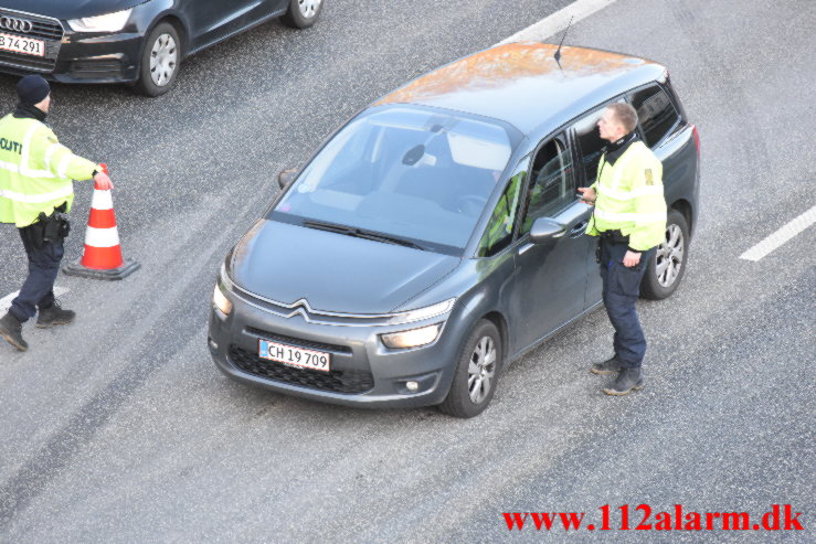 Lastbil spærret motorvejen. Østjyske Motorvej ved Vejle. 02/02-2022. KL. 07:15.