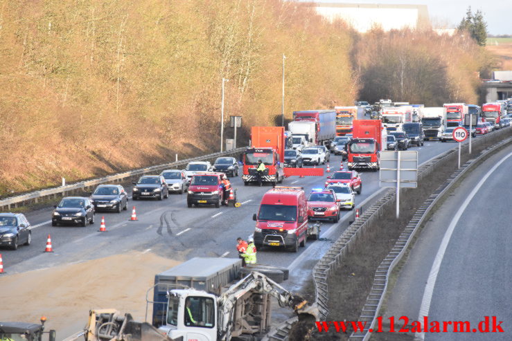 Lastbil spærret motorvejen. Østjyske Motorvej ved Vejle. 02/02-2022. KL. 07:15.