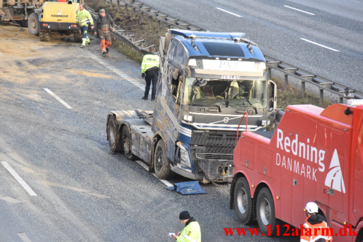Lastbil spærret motorvejen. Østjyske Motorvej ved Vejle. 02/02-2022. KL. 07:15.