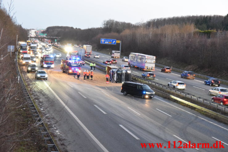 Lastbil spærret motorvejen. Østjyske Motorvej ved Vejle. 02/02-2022. KL. 07:15.