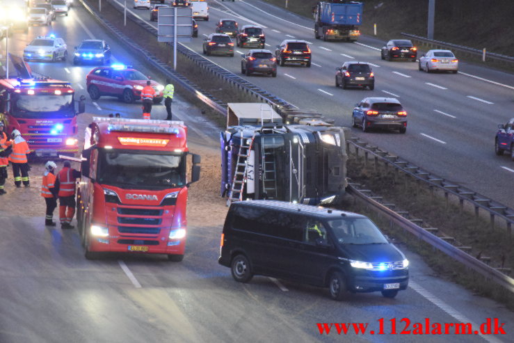 Lastbil spærret motorvejen. Østjyske Motorvej ved Vejle. 02/02-2022. KL. 07:15.