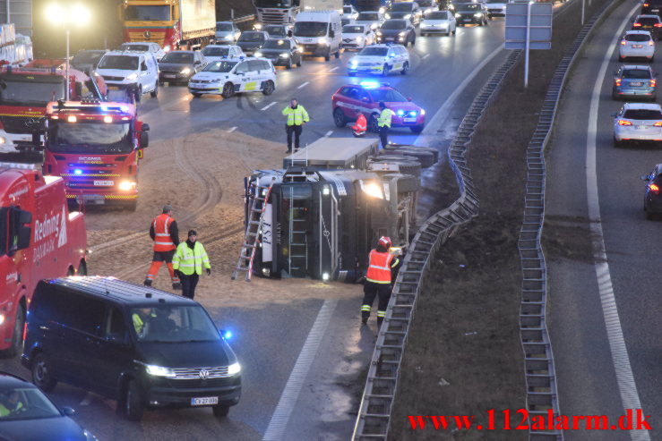 Lastbil spærret motorvejen. Østjyske Motorvej ved Vejle. 02/02-2022. KL. 07:15.