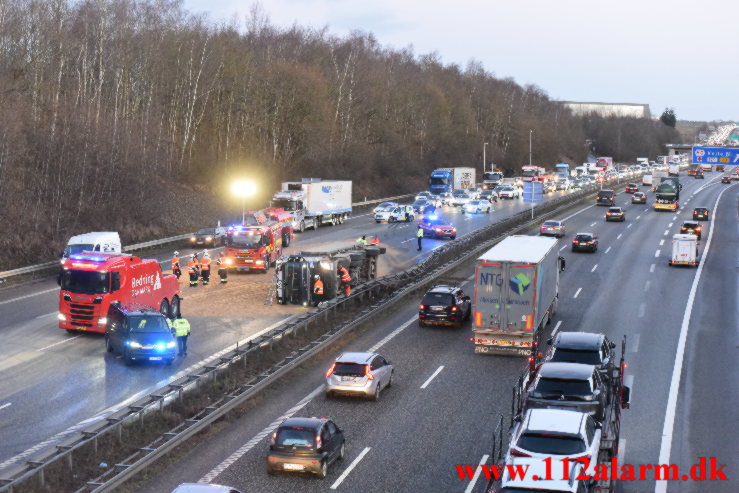 Lastbil spærret motorvejen. Østjyske Motorvej ved Vejle. 02/02-2022. KL. 07:15.