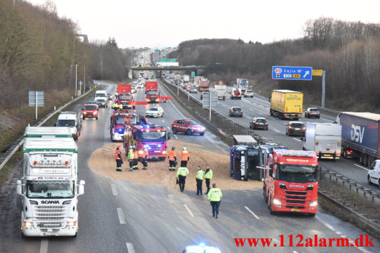 Lastbil spærret motorvejen. Østjyske Motorvej ved Vejle. 02/02-2022. KL. 07:15.