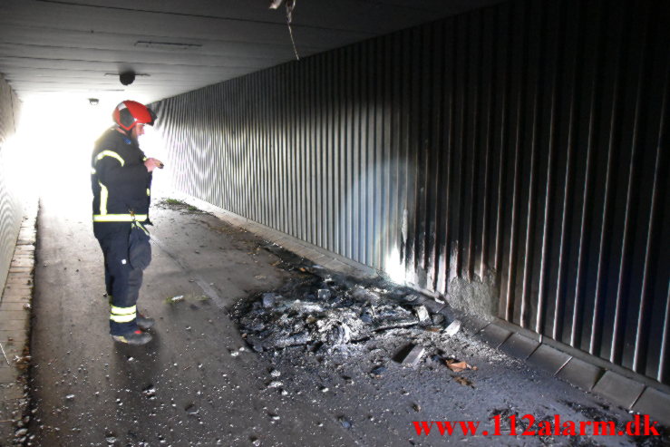 Påsat brand i tunnel. Grønlandsvej i Vejle. 15/02-2022. KL. 11:08.