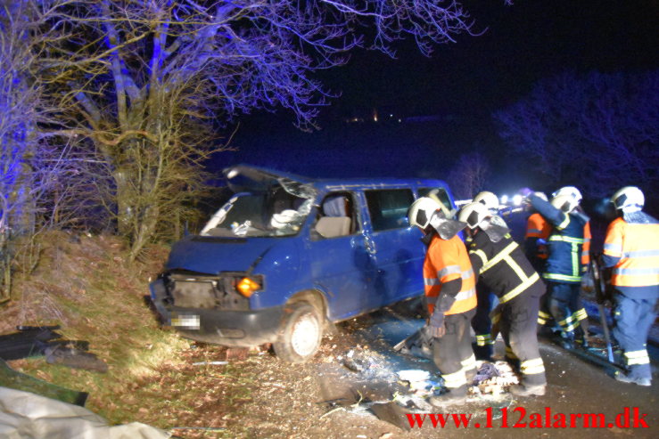 Ramte et træ og røg om på siden. Ollerupvej ved Bredsten. 10/03-2022. KL. 21:36.