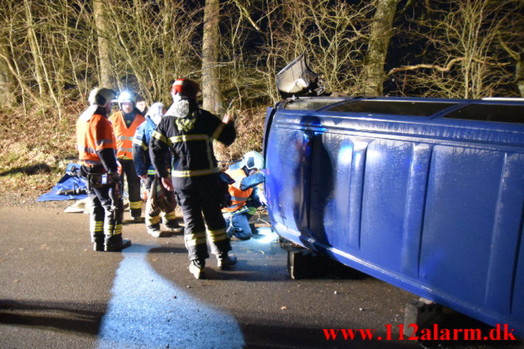 Ramte et træ og røg om på siden. Ollerupvej ved Bredsten. 10/03-2022. KL. 21:36.