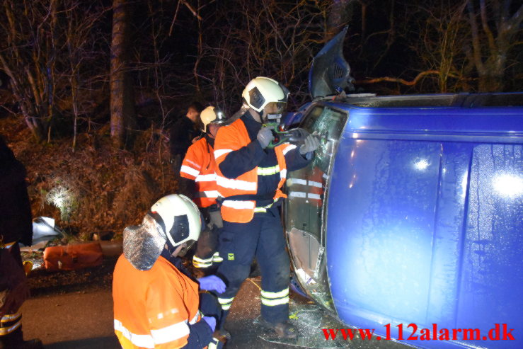 Ramte et træ og røg om på siden. Ollerupvej ved Bredsten. 10/03-2022. KL. 21:36.