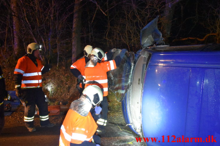 Ramte et træ og røg om på siden. Ollerupvej ved Bredsten. 10/03-2022. KL. 21:36.