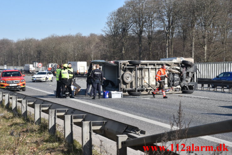 Varevogn med farligt gods væltet på Motorvejen. Vejlefjordbroen i sydgående spor. 14/03-2022. KL. 10:15.