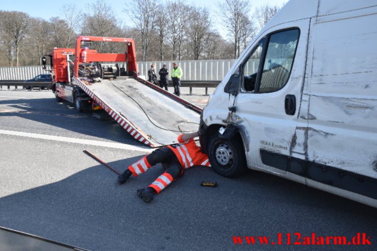 Varevogn med farligt gods væltet på Motorvejen. Vejlefjordbroen i sydgående spor. 14/03-2022. KL. 10:15.