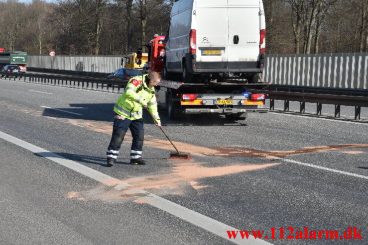 Varevogn med farligt gods væltet på Motorvejen. Vejlefjordbroen i sydgående spor. 14/03-2022. KL. 10:15.