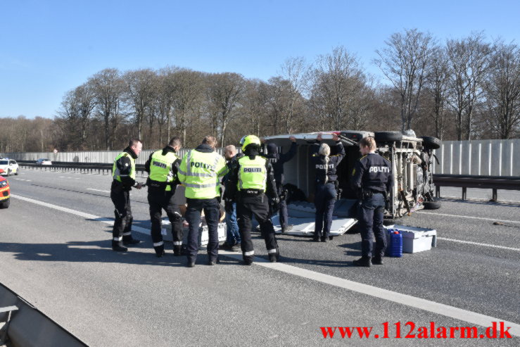 Varevogn med farligt gods væltet på Motorvejen. Vejlefjordbroen i sydgående spor. 14/03-2022. KL. 10:15.