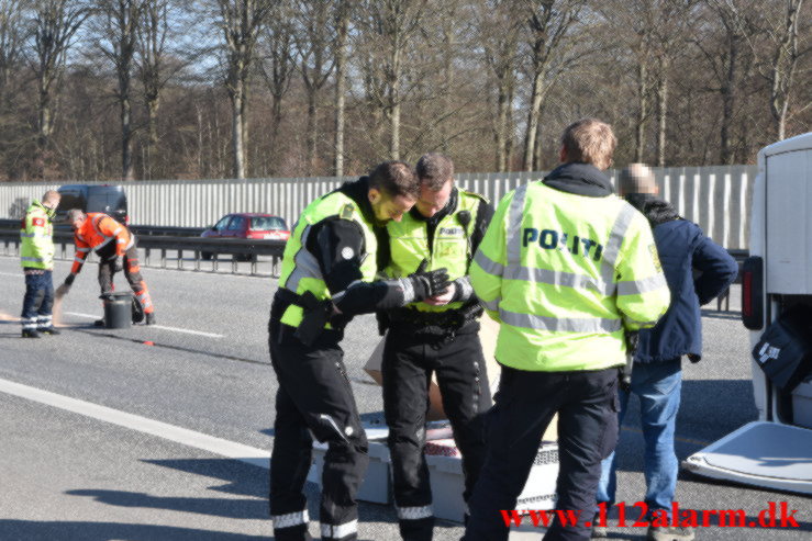 Varevogn med farligt gods væltet på Motorvejen. Vejlefjordbroen i sydgående spor. 14/03-2022. KL. 10:15.