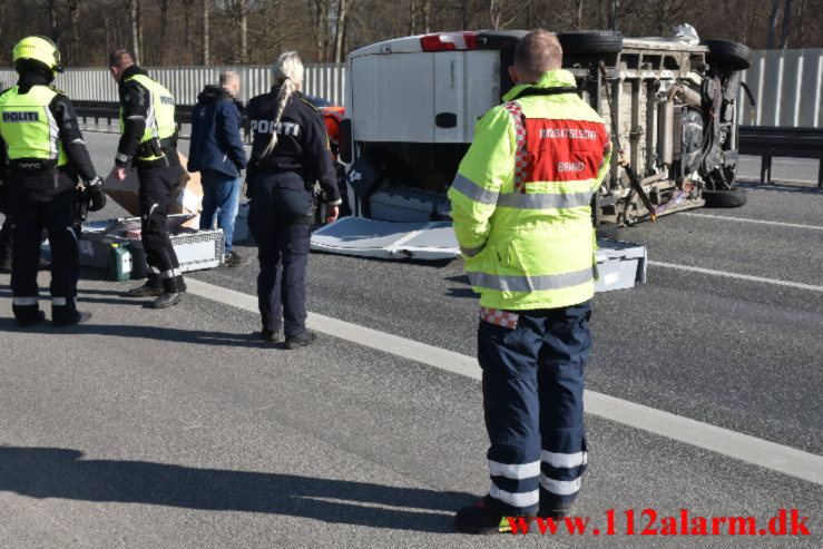 Varevogn med farligt gods væltet på Motorvejen. Vejlefjordbroen i sydgående spor. 14/03-2022. KL. 10:15.