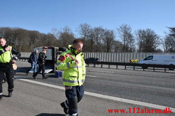 Varevogn med farligt gods væltet på Motorvejen. Vejlefjordbroen i sydgående spor. 14/03-2022. KL. 10:15.