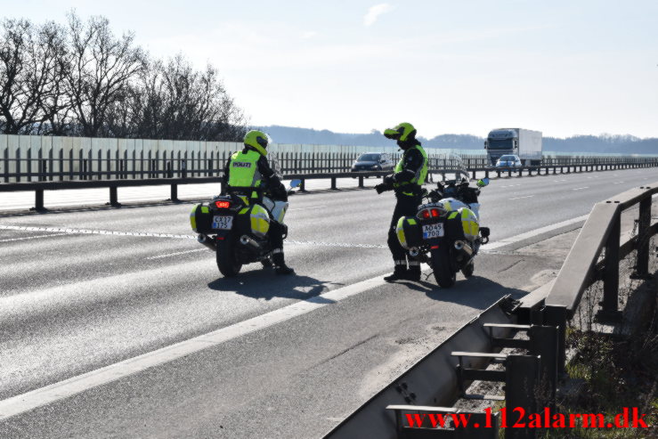 Varevogn med farligt gods væltet på Motorvejen. Vejlefjordbroen i sydgående spor. 14/03-2022. KL. 10:15.