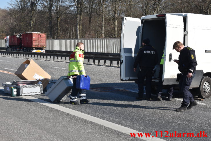 Varevogn med farligt gods væltet på Motorvejen. Vejlefjordbroen i sydgående spor. 14/03-2022. KL. 10:15.