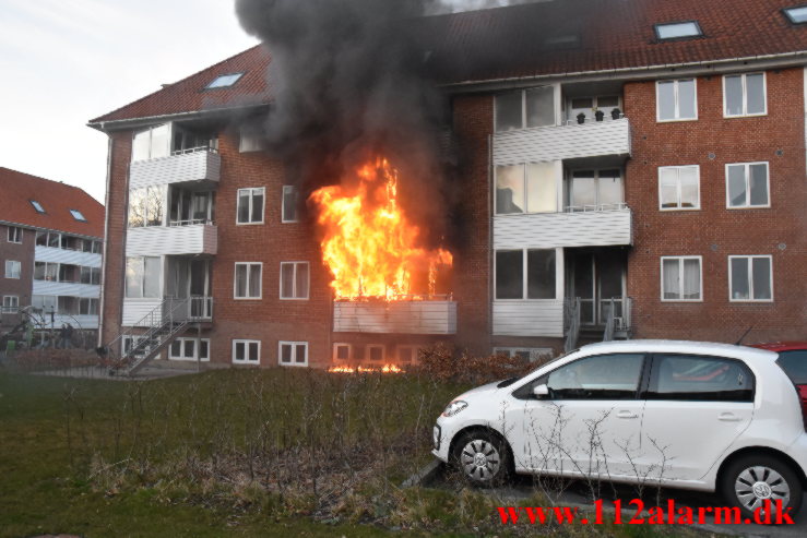 Kraftig brand i Lejlighed. Pilevænget i Vejle. 04/04-2022. Kl. 19:51.