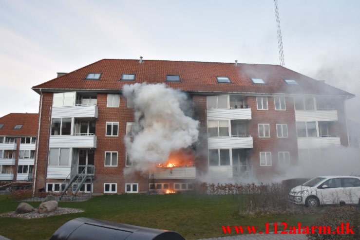 Kraftig brand i Lejlighed. Pilevænget i Vejle. 04/04-2022. Kl. 19:51.