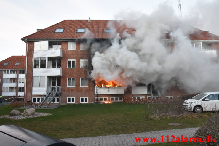 Kraftig brand i Lejlighed. Pilevænget i Vejle. 04/04-2022. Kl. 19:51.