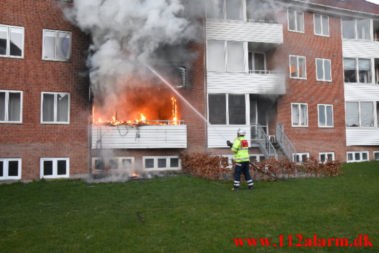 Kraftig brand i Lejlighed. Pilevænget i Vejle. 04/04-2022. Kl. 19:51.