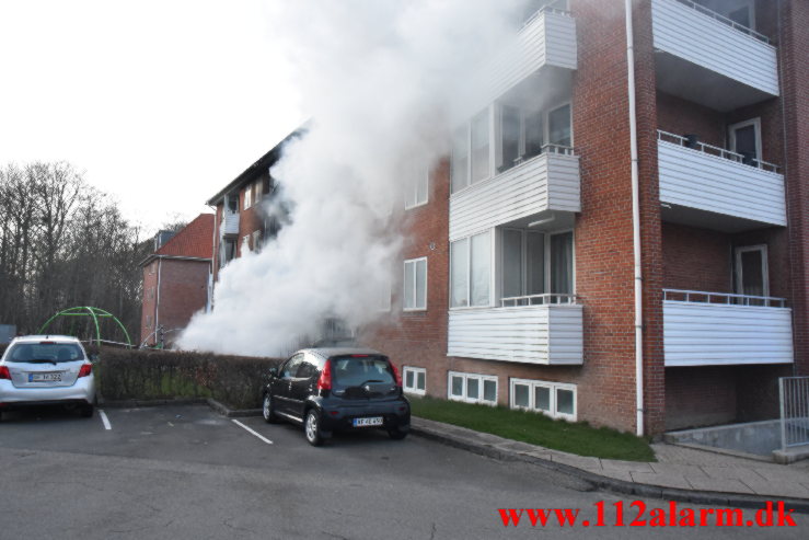 Kraftig brand i Lejlighed. Pilevænget i Vejle. 04/04-2022. Kl. 19:51.