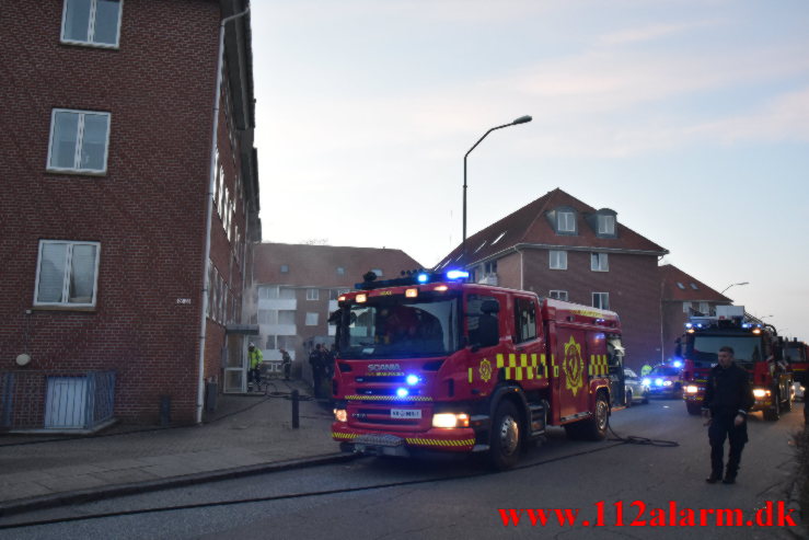 Kraftig brand i Lejlighed. Pilevænget i Vejle. 04/04-2022. Kl. 19:51.